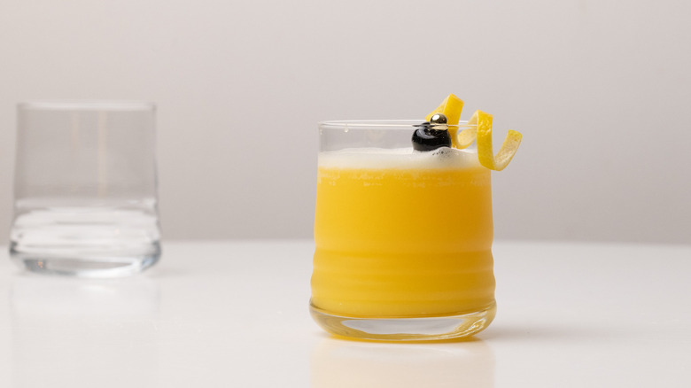 no-ABV amaretto sour mocktail