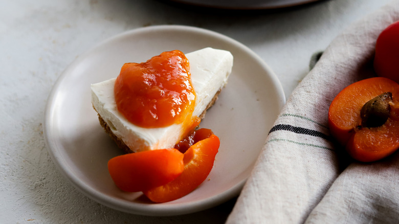 Apricot cheesecake with fresh apricots