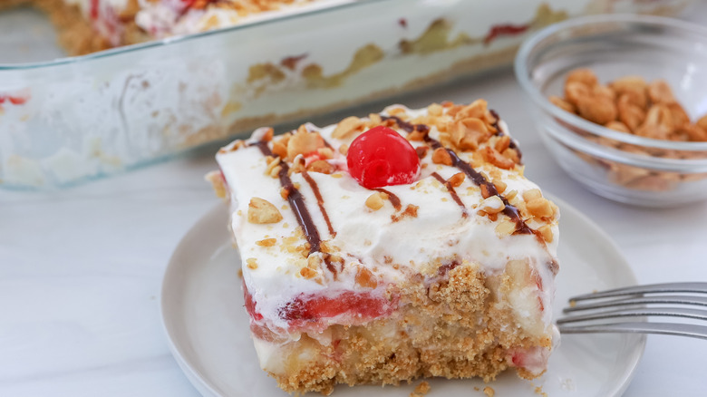 sliced no-bake banana split cake