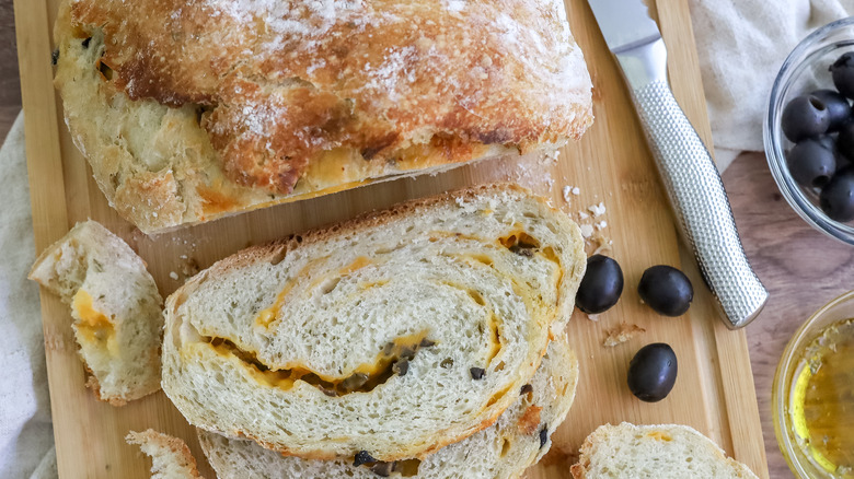 sliced no-knead olive cheese bread