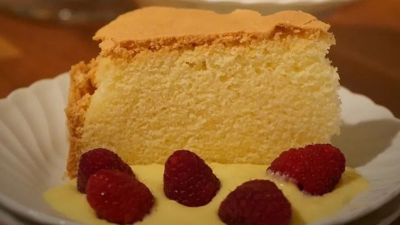 torta sabbiosa slice with raspberries