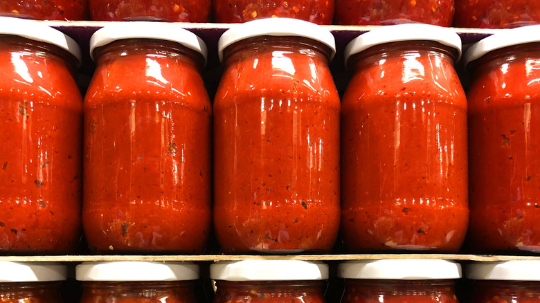 wall of organic jarred pasta sauce