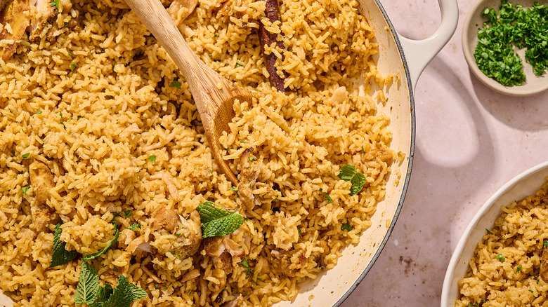 cooked chicken biryani in pot