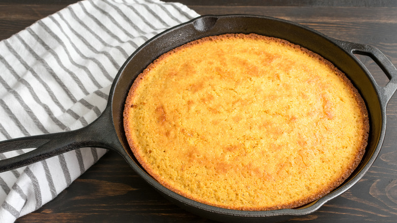 https://www.tastingtable.com/img/gallery/one-step-can-help-prevent-cornbread-from-sticking-to-a-cast-iron-skillet/intro-1653322314.jpg