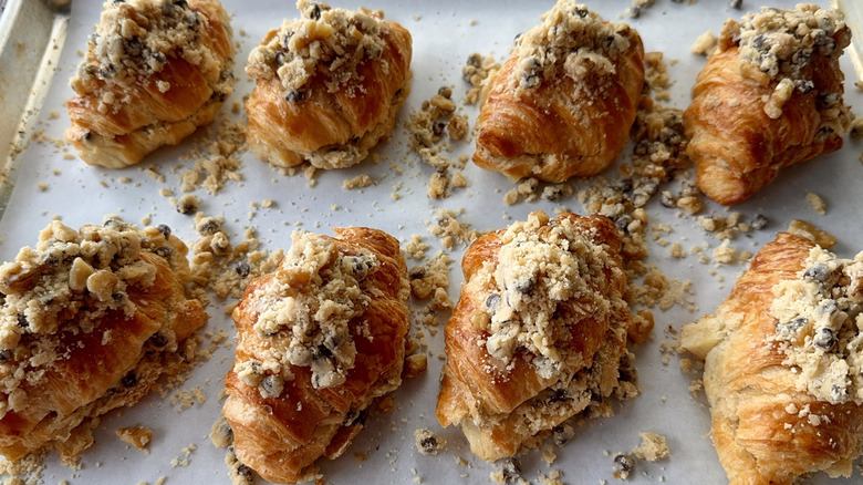 Crumble over croissants