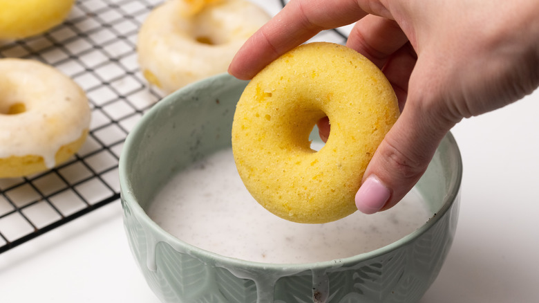 Glazing cake donuts 