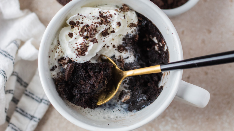 oreo cake in mug 