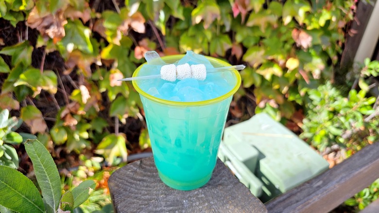 Glacier margarita with ivy background