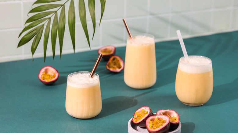 Passion fruit drinks and slices