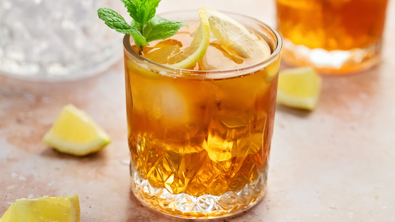 glass of iced tea with lemon and mint