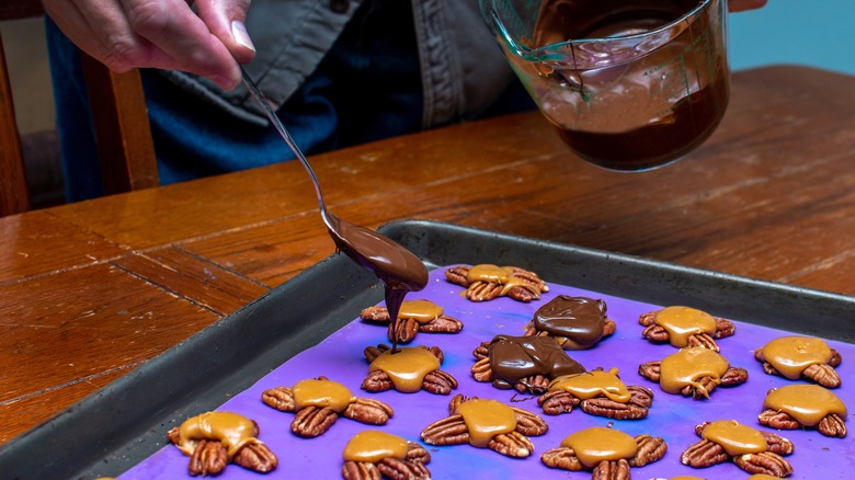 making caramel chocolate turtles