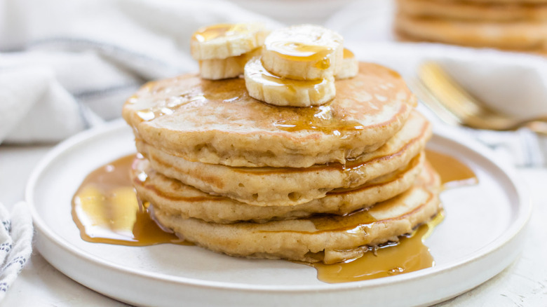 Pancakes with sliced bananas