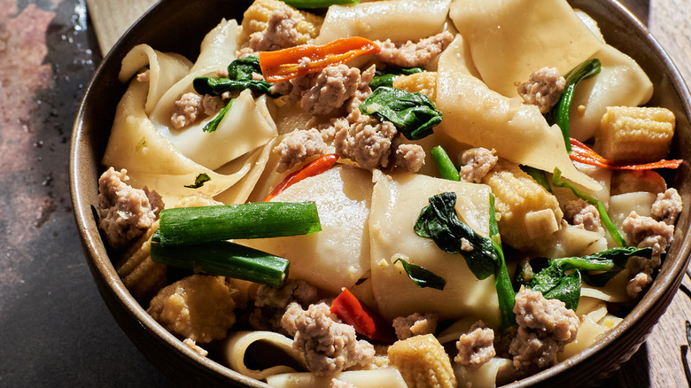 pad kee mao in bowl