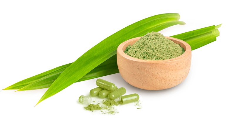 pandan leaves, powder, and capsules