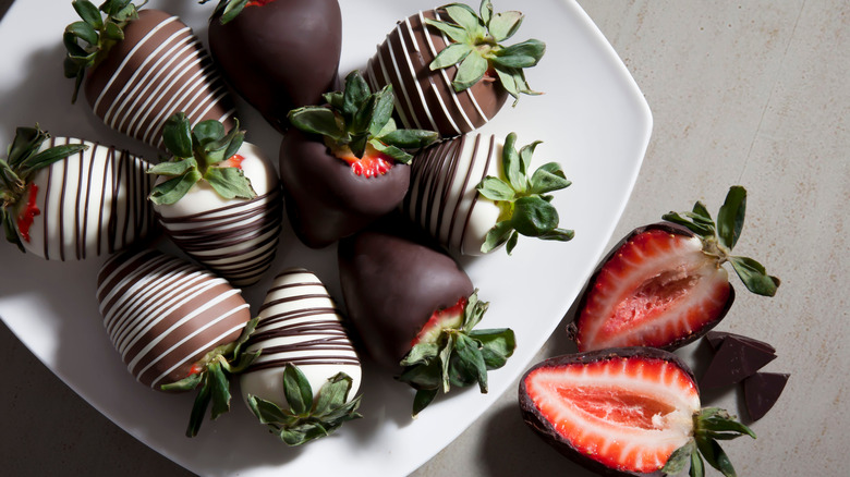 Overview of chocolate covered strawberries 