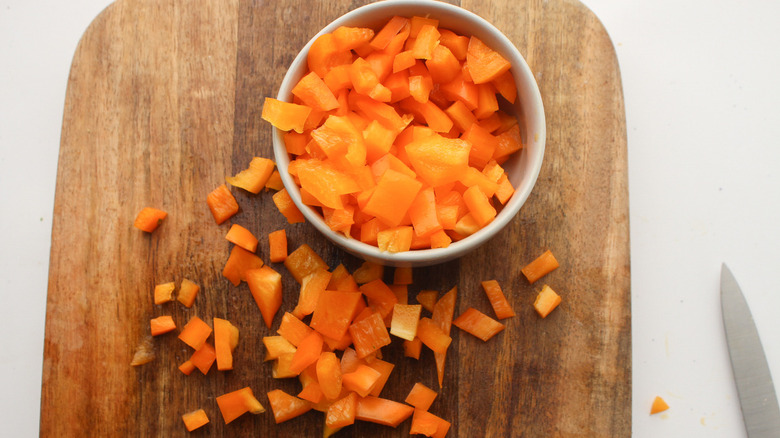 sliced bell pepper in bowl