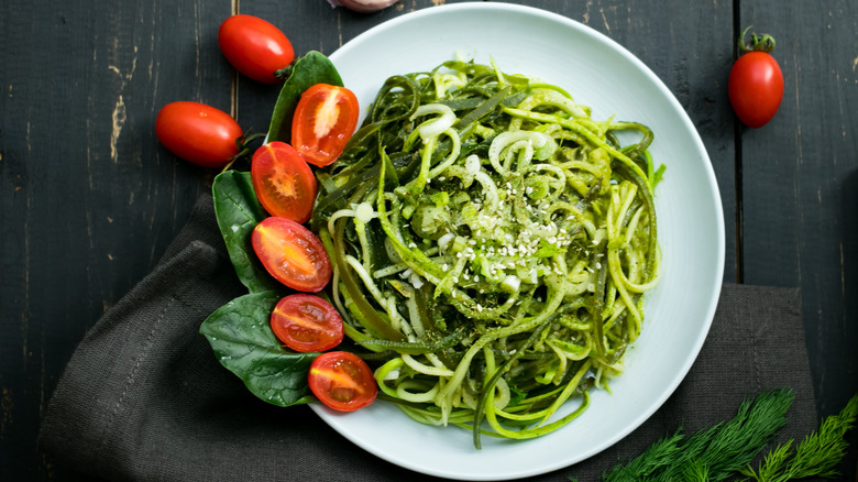 zucchini noodles with pesto and tomatoes