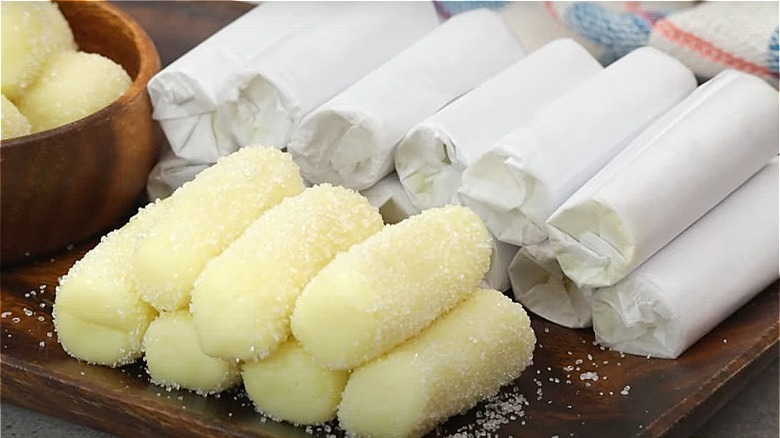 Unwrapped and wrapped pastillas de leche