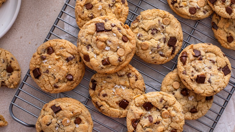 cookies on cooling rack