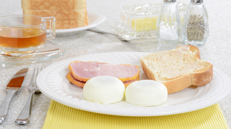 poached eggs with peameal bacon