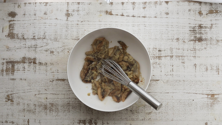 Mashed bananas in bowl