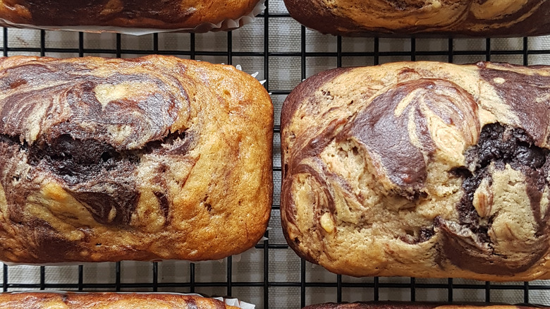 peanut butter anbd chocolate swirl banana bread loves on cooling rack