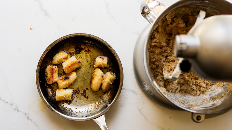 Adding caramelized banana to mix