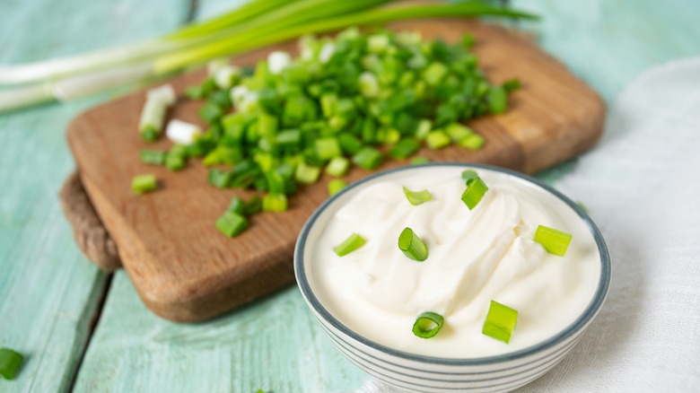 A dish of sour cream with spring onions