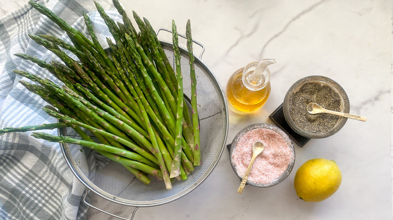 ingredients for simple steamed asparagus