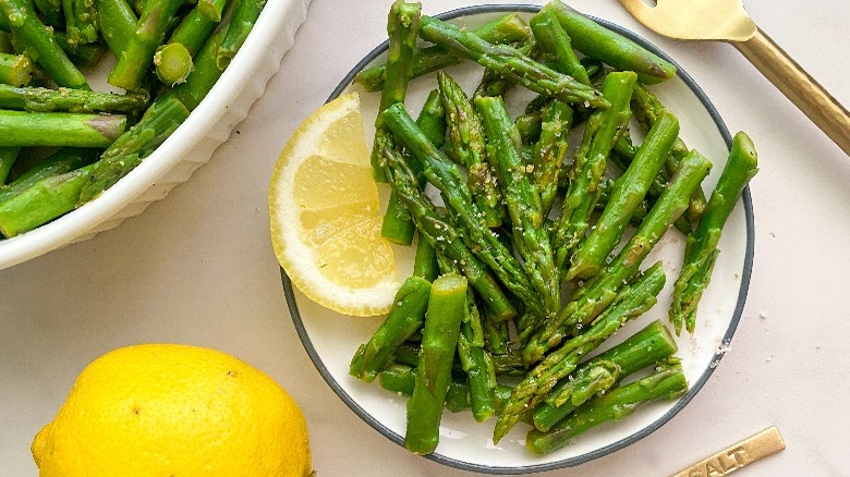 asparagus on plate