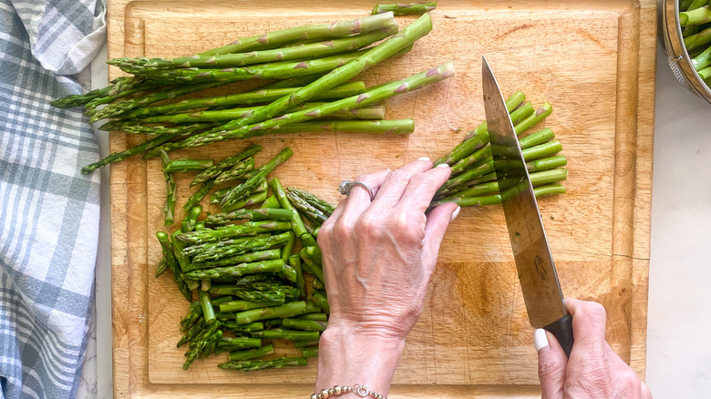 asparagus on cutting board