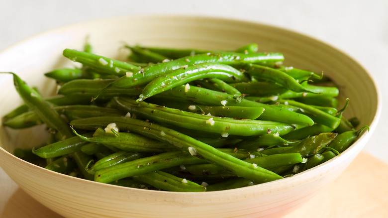 bowl of seasoned green beans