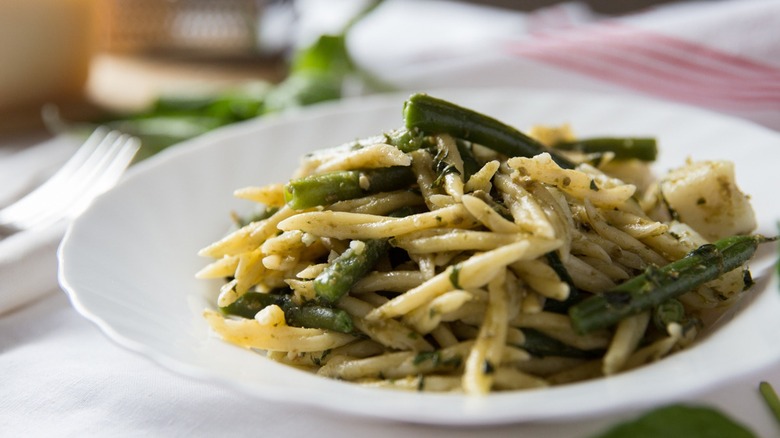 Ligurian pesto pasta with green beans