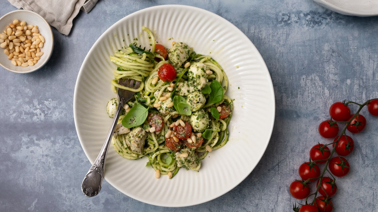 pesto chicken zucchini noodle salad