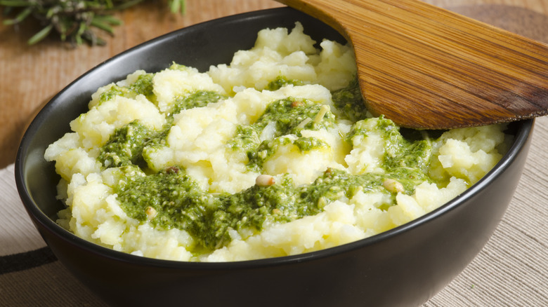 Mashed potatoes with pesto and pine nuts