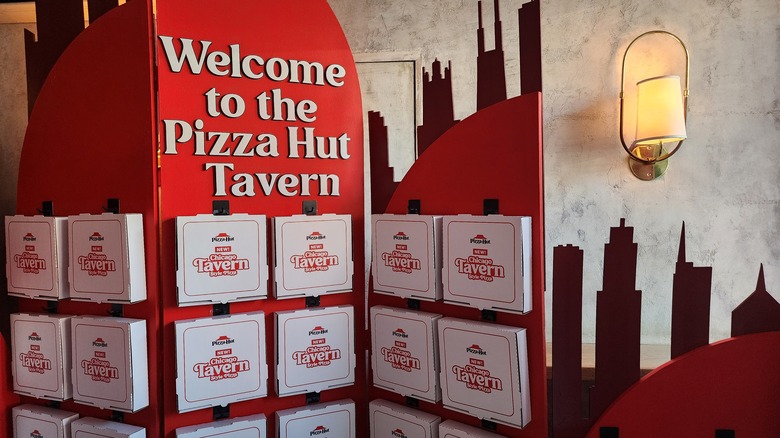 Pizza Hut box lid display