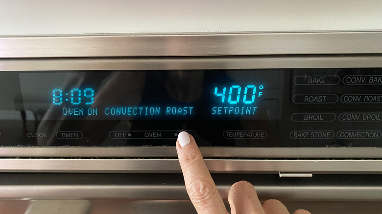 finger setting oven temperature