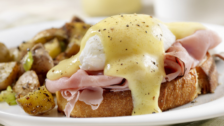 Eggs benedict with potatoes