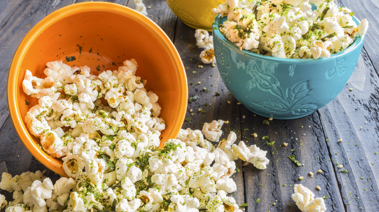 Herb seasoned popcorn