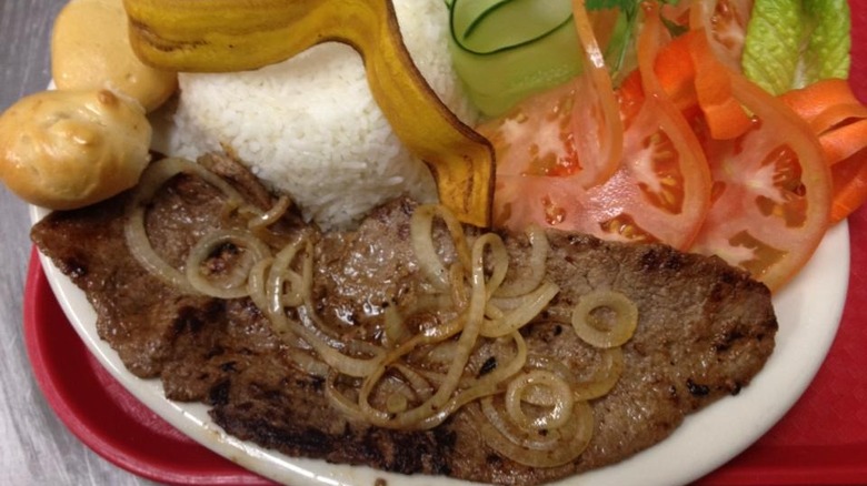 bistec encebollado and rice