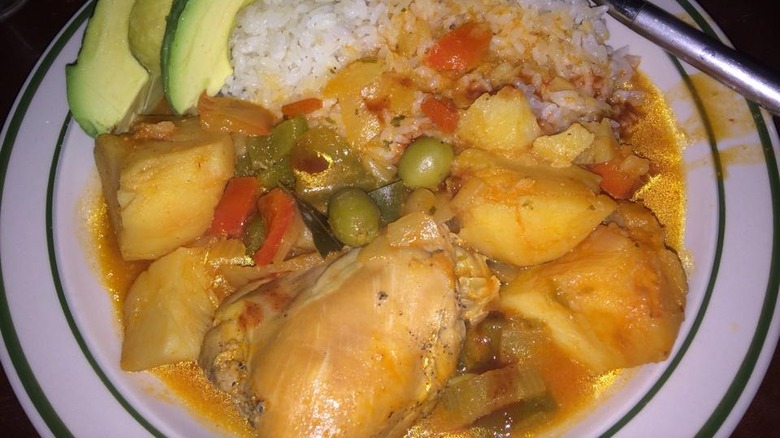 fricase de pollo with white rice