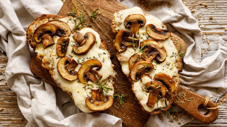 Mushrooms, goat cheese bread