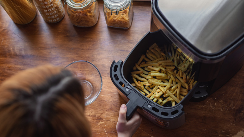 Hand opening air fryer tray