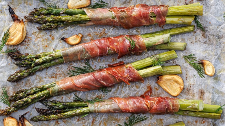 Prosciutto-wrapped asparagus and garlic cloves