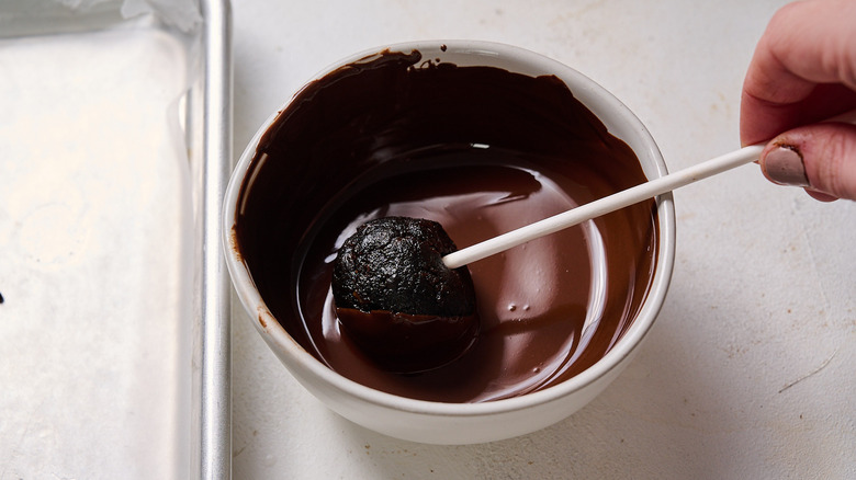 dipping cake pop in chocolate