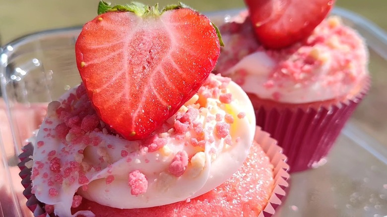 Yum Crumbs Strawberry Shortcake topping on cupcakes