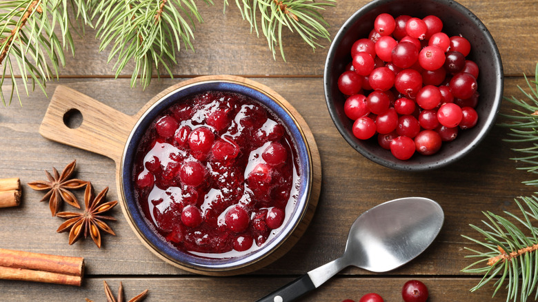 cranberry sauce in bowl