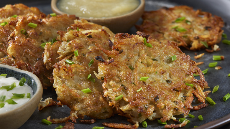 latkes with sour cream and apple sauce