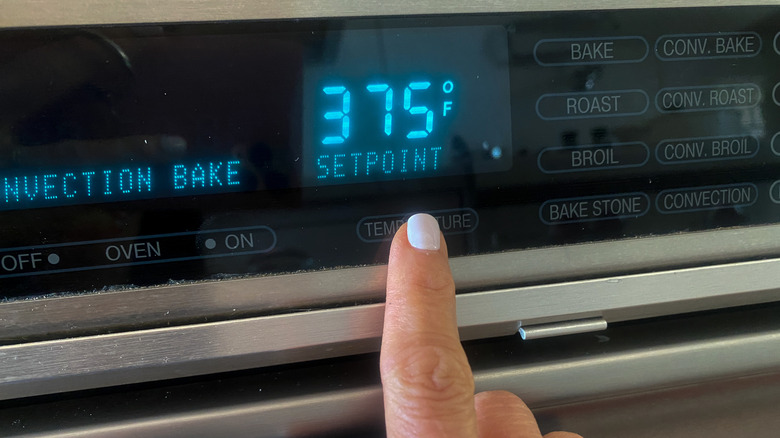 hand setting oven temperature