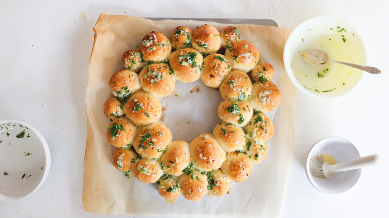 baked wreath with garlic butter